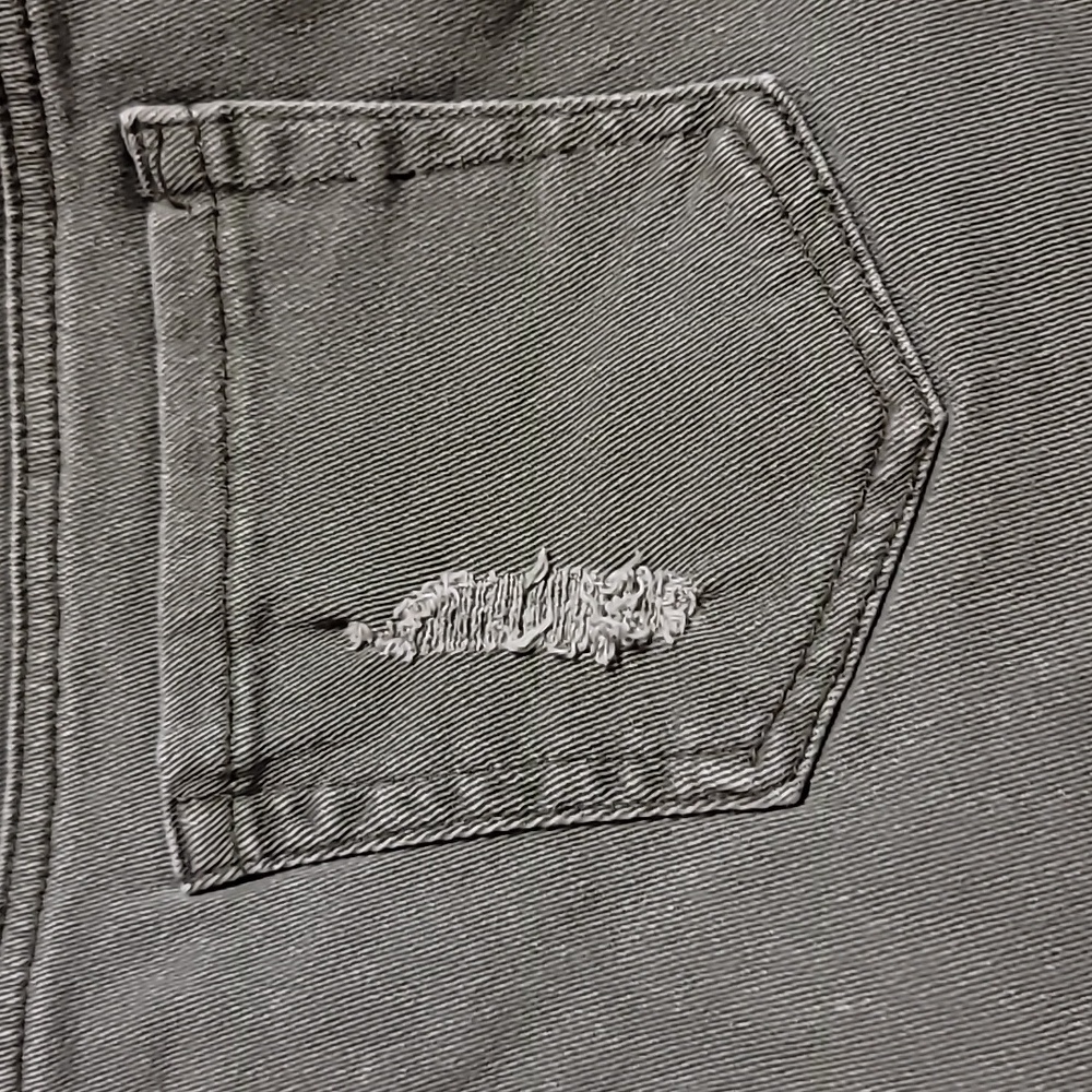 OLIVE DENIM EMBROIDERED MID RISE STRETCH SHORT BEE DETAIL - Picture 4 of 12